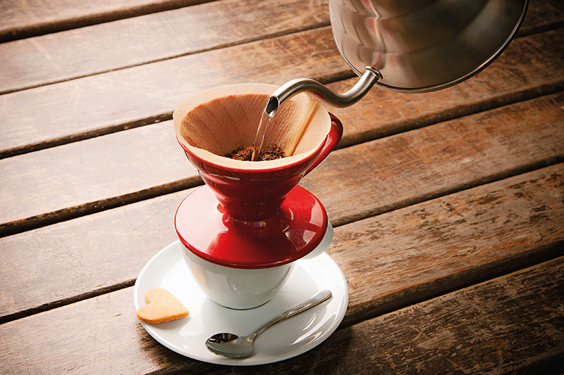 O café é coado na mesa O café é coado na mesa