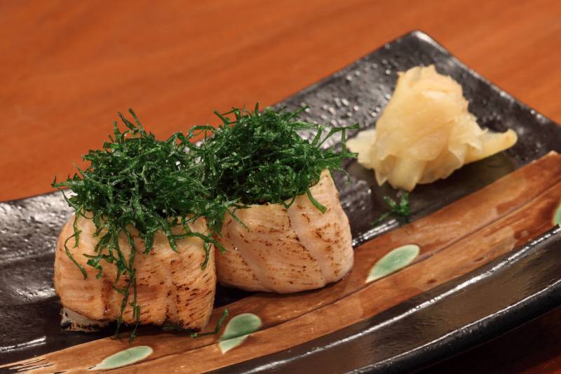 Sushi de salmão feito no maçarico com crisp de couve Sushi de salmão feito no maçarico com crisp de couve