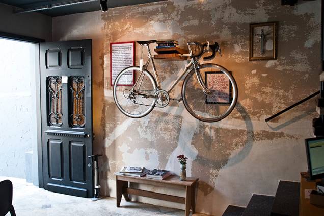 Atrás da bicicleta da decoração, um quadro divertido diz "se eu tivesse parado para tomar um café, eles nunca teriam saído da minha cola" Atrás da bicicleta da decoração, um quadro divertido diz "se eu tivesse parado para tomar um café, eles nunca teriam saído da minha cola"
