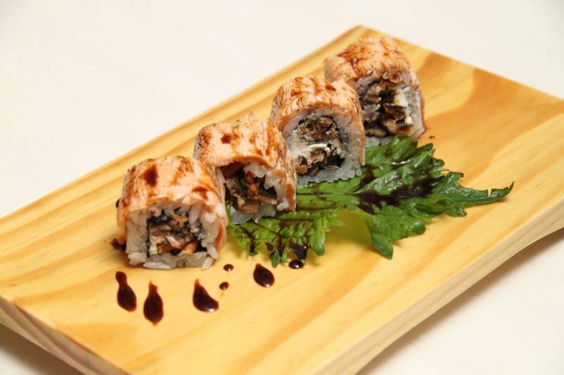 Sushi de salmão skin e molho tarê Sushi de salmão skin e molho tarê
