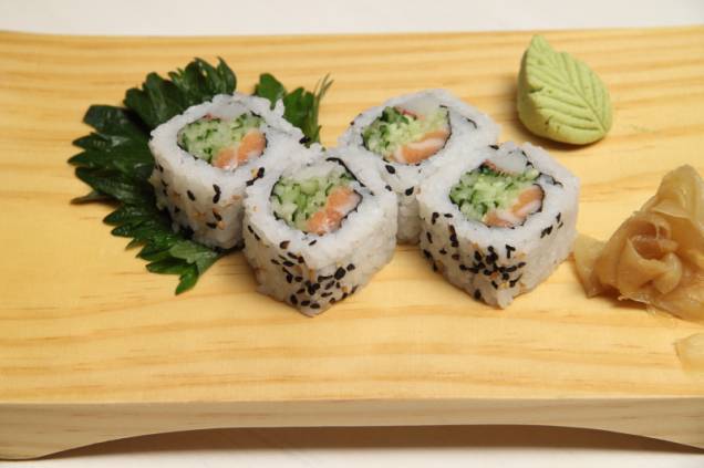 Sushi de salmão e pepino Sushi de salmão e pepino