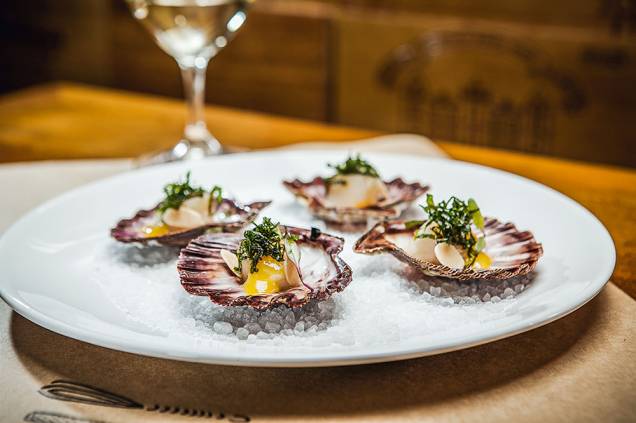 Vieiras frescas com manga, amêndoas e taioba crocante Vieiras frescas com manga, amêndoas e taioba crocante