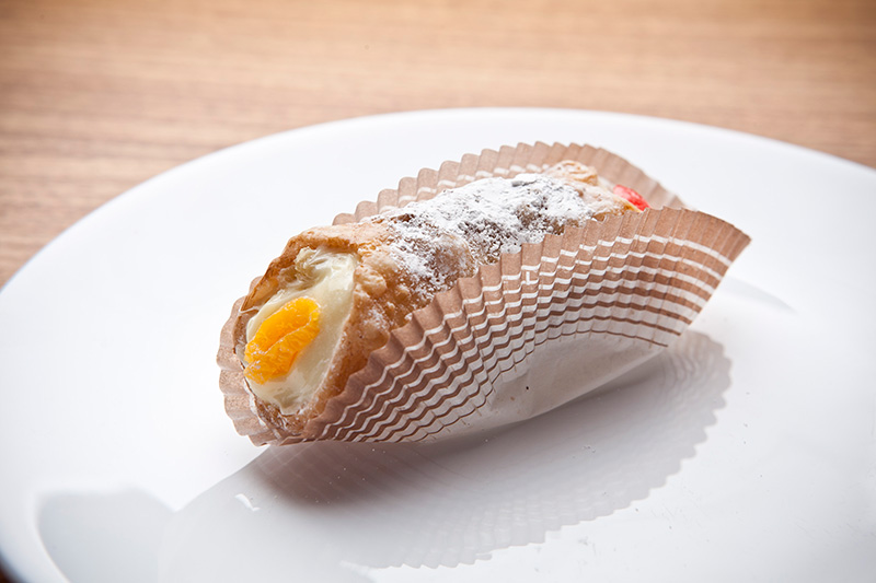 Uma das especialidades do chef confeiteiro Flavio Federico, o canolo é recheado na hora Uma das especialidades do chef confeiteiro Flavio Federico, o canolo é recheado na hora