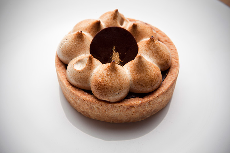 A torta mantiqueira mistura banana caramelada, ganache de chocolate e marshmallow de café A torta mantiqueira mistura banana caramelada, ganache de chocolate e marshmallow de café