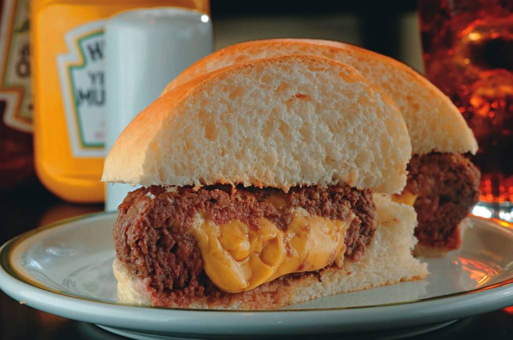 Duploburger: tipo de polpettone alto recheado de queijo prato no pão macio Duploburger: tipo de polpettone alto recheado de queijo prato no pão macio
