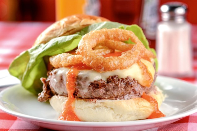 Minas burger: com geleia de pimenta-biquinho e anéis de cebola empanados Minas burger: com geleia de pimenta-biquinho e anéis de cebola empanados