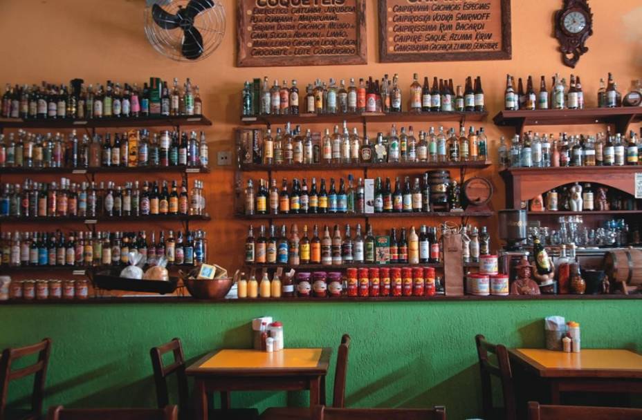 Para abrir o apetite antes dos pratos sertanejos há 340 rótulos de cachaça Para abrir o apetite antes dos pratos sertanejos há 340 rótulos de cachaça