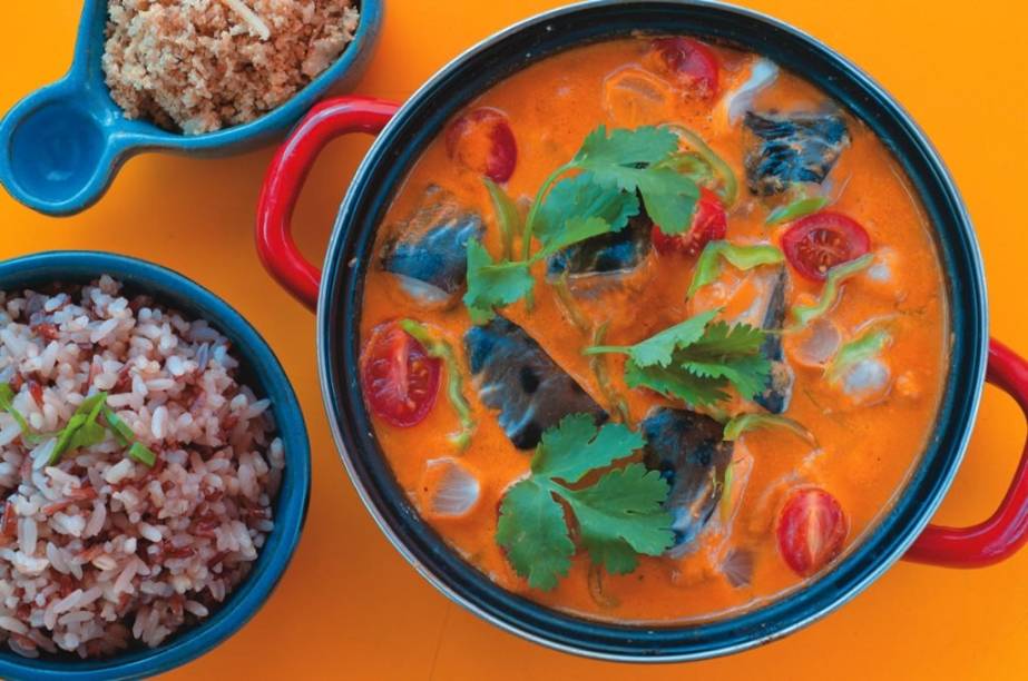 Peixadinha do são francisco: ensopado de pintado nos leites de coco e de castanha-de-caju Peixadinha do são francisco: ensopado de pintado nos leites de coco e de castanha-de-caju