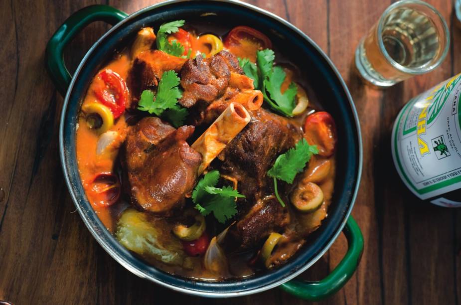 As prateleiras cheias de cachaças do Mocotó: receitas brasileiras boas e baratas na Vila Medeiros As prateleiras cheias de cachaças do Mocotó: receitas brasileiras boas e baratas na Vila Medeiros