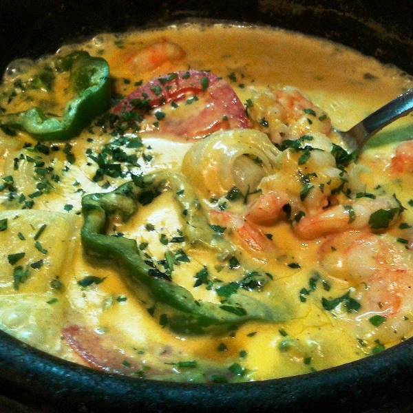 Moqueca de camarão ao tempero de dendê e leite de coco Moqueca de camarão ao tempero de dendê e leite de coco
