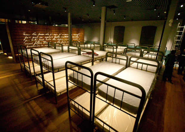 Acomodações: quarto da hospedaria é reproduzido na mostra Acomodações: quarto da hospedaria é reproduzido na mostra