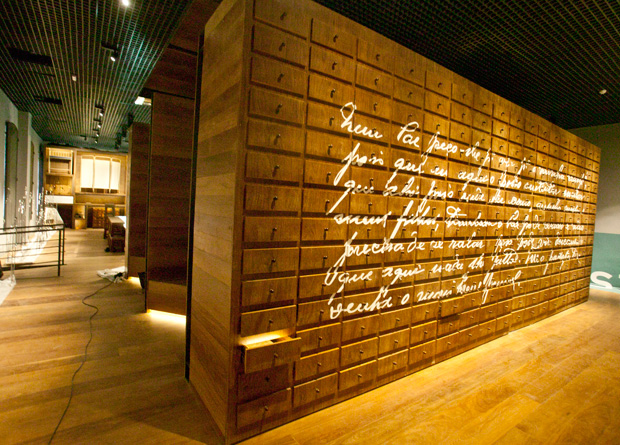 Mensagens: abrindo as gavetas, é possível ler cartas trocadas pelos hóspedes Mensagens: abrindo as gavetas, é possível ler cartas trocadas pelos hóspedes