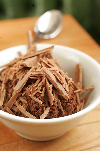 Musse de chocolate belga com raspas de gianduia Musse de chocolate belga com raspas de gianduia