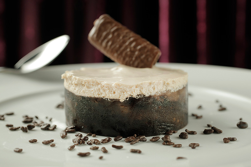 Chamada de joconde, a torta de massa de farinha de amêndoa vem coberta por musse de tamarindo Chamada de joconde, a torta de massa de farinha de amêndoa vem coberta por musse de tamarindo