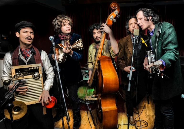 Mustache e os Apaches Mustache e os Apaches