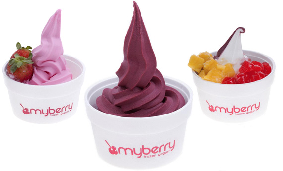 Frozen yogurt nas versões morango, açaí e natural Frozen yogurt nas versões morango, açaí e natural