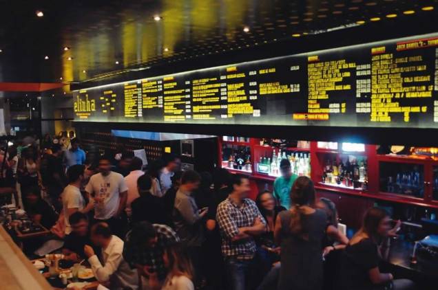 O movimentado ambiente: ponto de paquera no início da noite O movimentado ambiente: ponto de paquera no início da noite