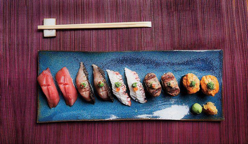 Em pares: cobertos por toro, tai, tako, kobe beef e uni Em pares: cobertos por toro, tai, tako, kobe beef e uni