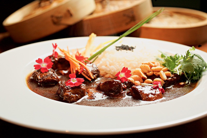 O curry de barriga e pernil suínos com adição de tamarindo e açúcar de palmeira O curry de barriga e pernil suínos com adição de tamarindo e açúcar de palmeira