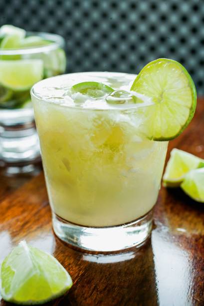 A caipirinha de abacaxi e limão