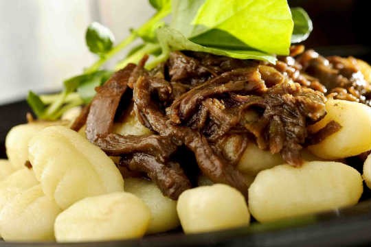 Nhoque de batata com ragú de rabada e mini agrião, Blú Bistrô Nhoque de batata com ragú de rabada e mini agrião, Blú Bistrô