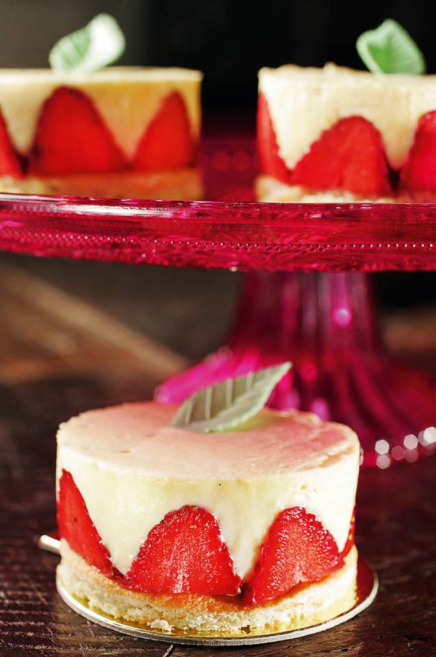 A doceria serve delícias como o fraisier, feito de morango A doceria serve delícias como o fraisier, feito de morango