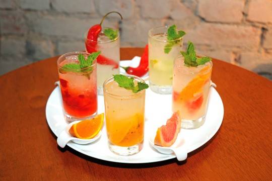 Cinco versões de mojito em tamanho míni Cinco versões de mojito em tamanho míni