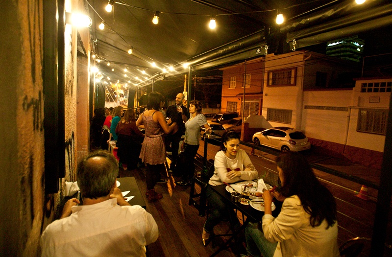 Repleto de luzinhas, o deque é o ambiente mais agradável da casa Repleto de luzinhas, o deque é o ambiente mais agradável da casa