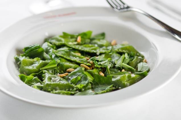 Raviolini de queijo brie com molho de manteiga, rúcula e pinholes Raviolini de queijo brie com molho de manteiga, rúcula e pinholes