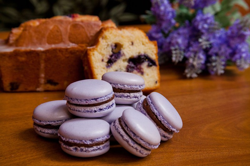 Macarons e bolo caseiro com limão e blueberry têm a lavanda como ingrediente principal