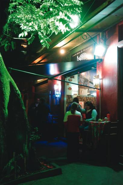 A entrada do bar: como o espaço interno é apertado, as mesas ficam na calçada