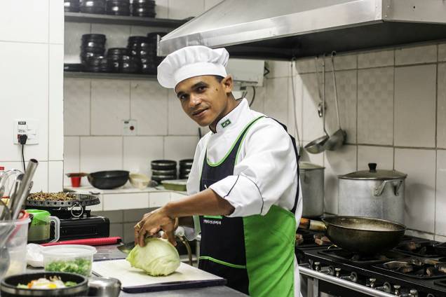 O chef Josevaldo Oliveira, baiano de Feira de Santana, cuida do fogão e da execução dos pratos O chef Josevaldo Oliveira, baiano de Feira de Santana, cuida do fogão e da execução dos pratos