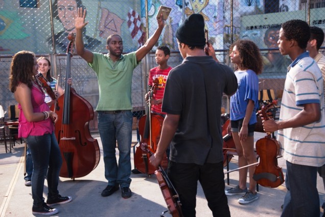 Tudo que Aprendemos Juntos: Lázaro Ramos é um violinista que vai lecionar em uma escola de música na periferia Tudo que Aprendemos Juntos: Lázaro Ramos é um violinista que vai lecionar em uma escola de música na periferia