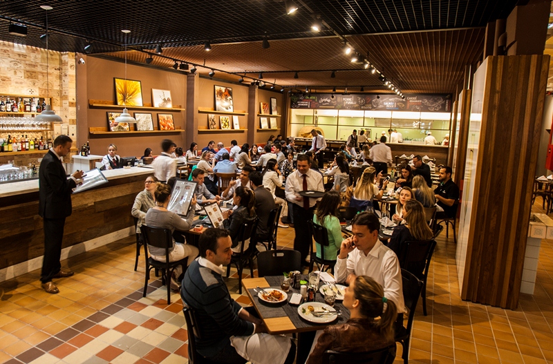 O novo salão, muito concorrido na hora do almoço