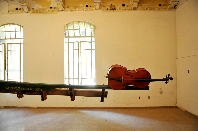 Os restos de uma embarcação e um violoncelo formam Dádiva, de Nuno Ramos Os restos de uma embarcação e um violoncelo formam Dádiva, de Nuno Ramos