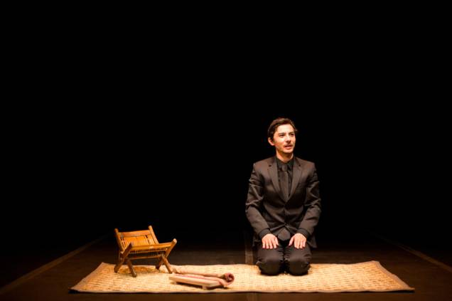 O monólogo é protagonizado por Eduardo Okamoto O monólogo é protagonizado por Eduardo Okamoto