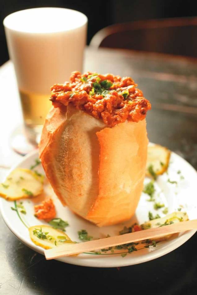 Acompanhamento para ótimo chope do Original: sanduíche buraco quente Acompanhamento para ótimo chope do Original: sanduíche buraco quente