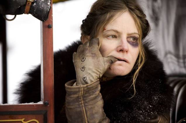 Os Oito Odiados: a atriz Jennifer Jason Leigh, no papel da fugitiva Daisy Domergue Os Oito Odiados: a atriz Jennifer Jason Leigh, no papel da fugitiva Daisy Domergue