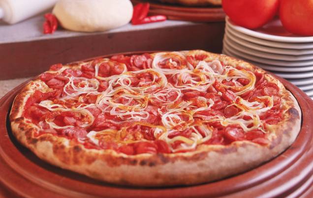 Pizza de calabresa com pimenta dedo-de-moça Pizza de calabresa com pimenta dedo-de-moça