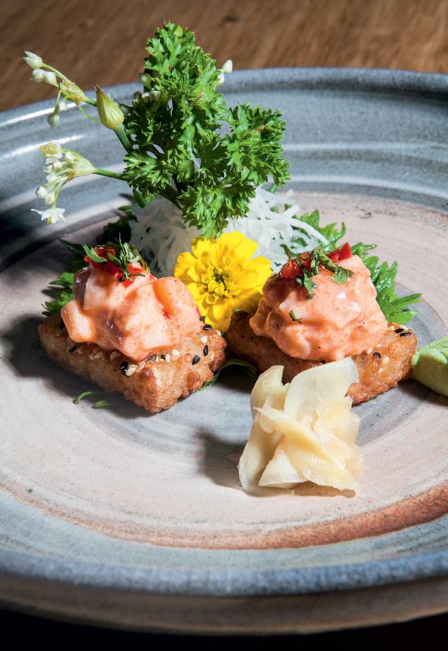 A tostada de arroz coberta por tartare de salmão acaba de entrar no menu do Osaka A tostada de arroz coberta por tartare de salmão acaba de entrar no menu do Osaka