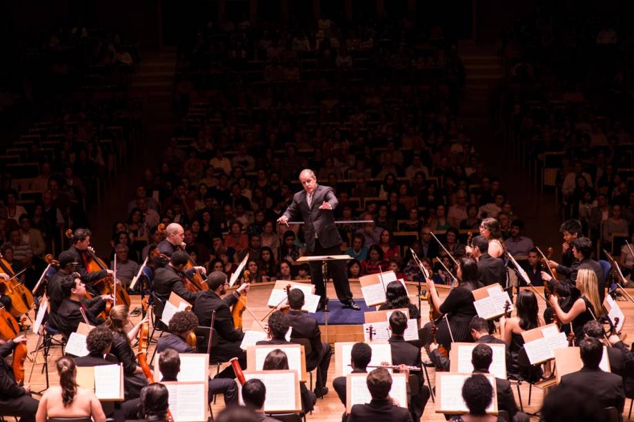 O maestro Edilson Ventureli comanda Orquestra Sinfônica de Heliópolis