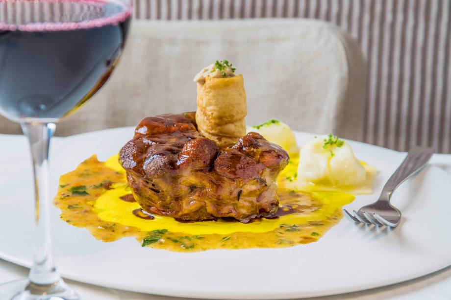 Ossobuco de vitelo com cannolo recheado de foie gras e tutano Ossobuco de vitelo com cannolo recheado de foie gras e tutano