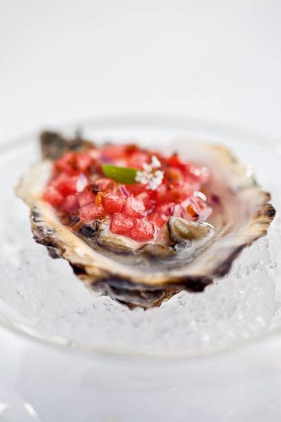 Ostras com vinagrete de melancia e bacon Ostras com vinagrete de melancia e bacon