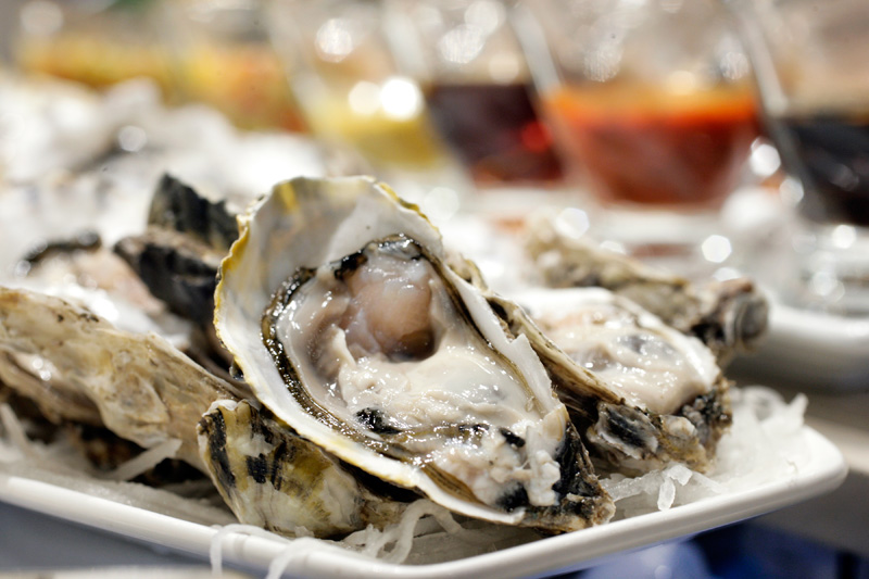 No bufê estão pratos de diferentes nacionalidades orientais No bufê estão pratos de diferentes nacionalidades orientais