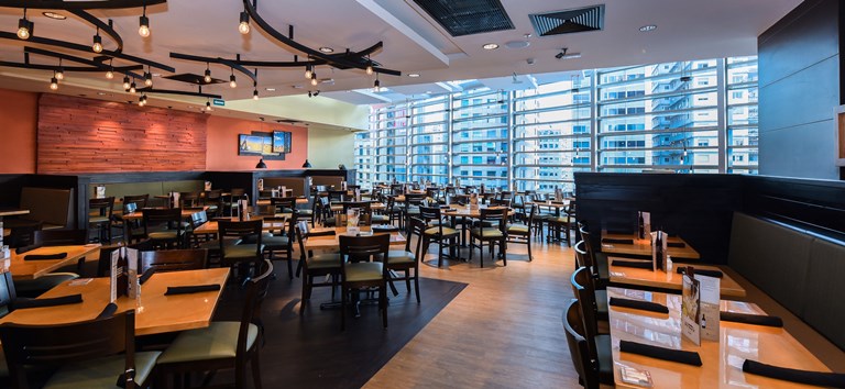 O salão com uma imensa janela: vista da Avenida Paulista O salão com uma imensa janela: vista da Avenida Paulista