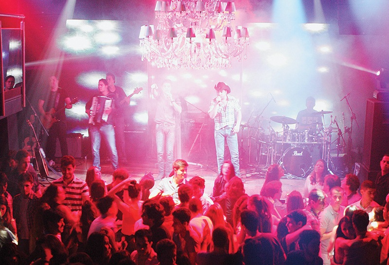 Outlaws, focada no sertanejo universitário Outlaws, focada no sertanejo universitário