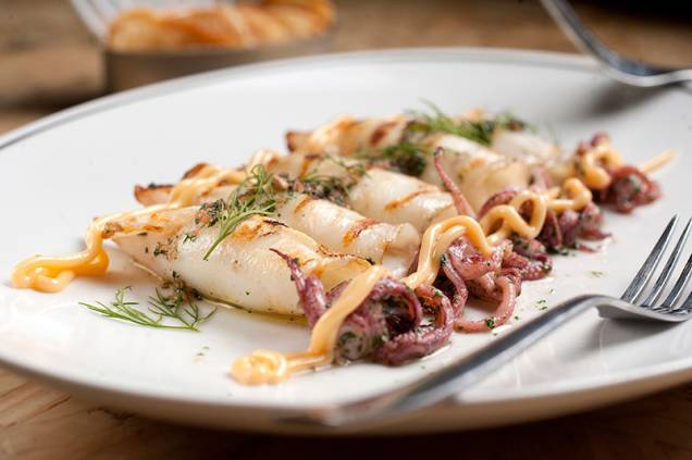 Porção de lulinhas acompanhadas de maionese levemente picante Porção de lulinhas acompanhadas de maionese levemente picante