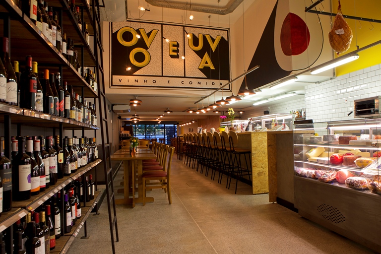 Ovo e a Uva: restaurante, bar de vinhos, rotisseria e empório em um único espaço Ovo e a Uva: restaurante, bar de vinhos, rotisseria e empório em um único espaço