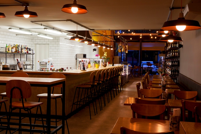 Salão comprido: um longo balcão e mesinhas ocupam o espaço Salão comprido: um longo balcão e mesinhas ocupam o espaço