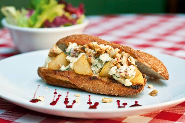 Baguete com pera, nozes e pedaços de queijo saint agur Baguete com pera, nozes e pedaços de queijo saint agur